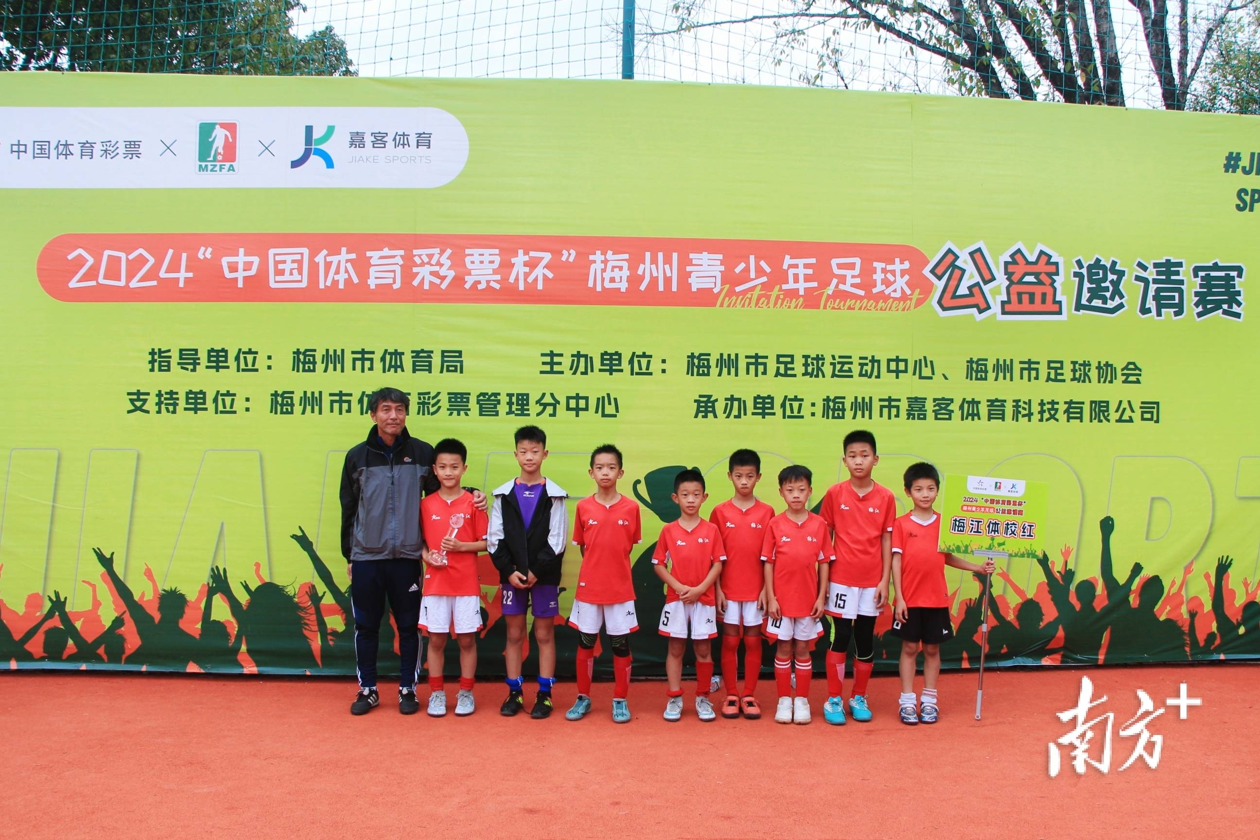 vsports体育-青年足球选拔冠军赛火爆展开，新星频频崭露头角-第2张图片-V体育