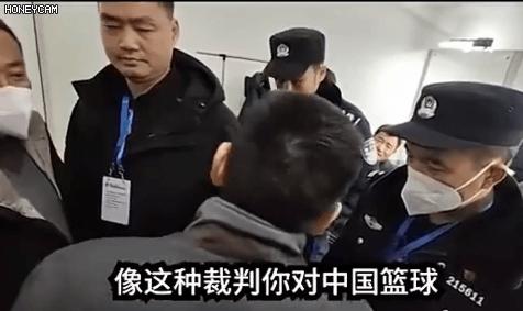 V体育-精彩回放再掀争议，裁判判罚成焦点-第1张图片-V体育