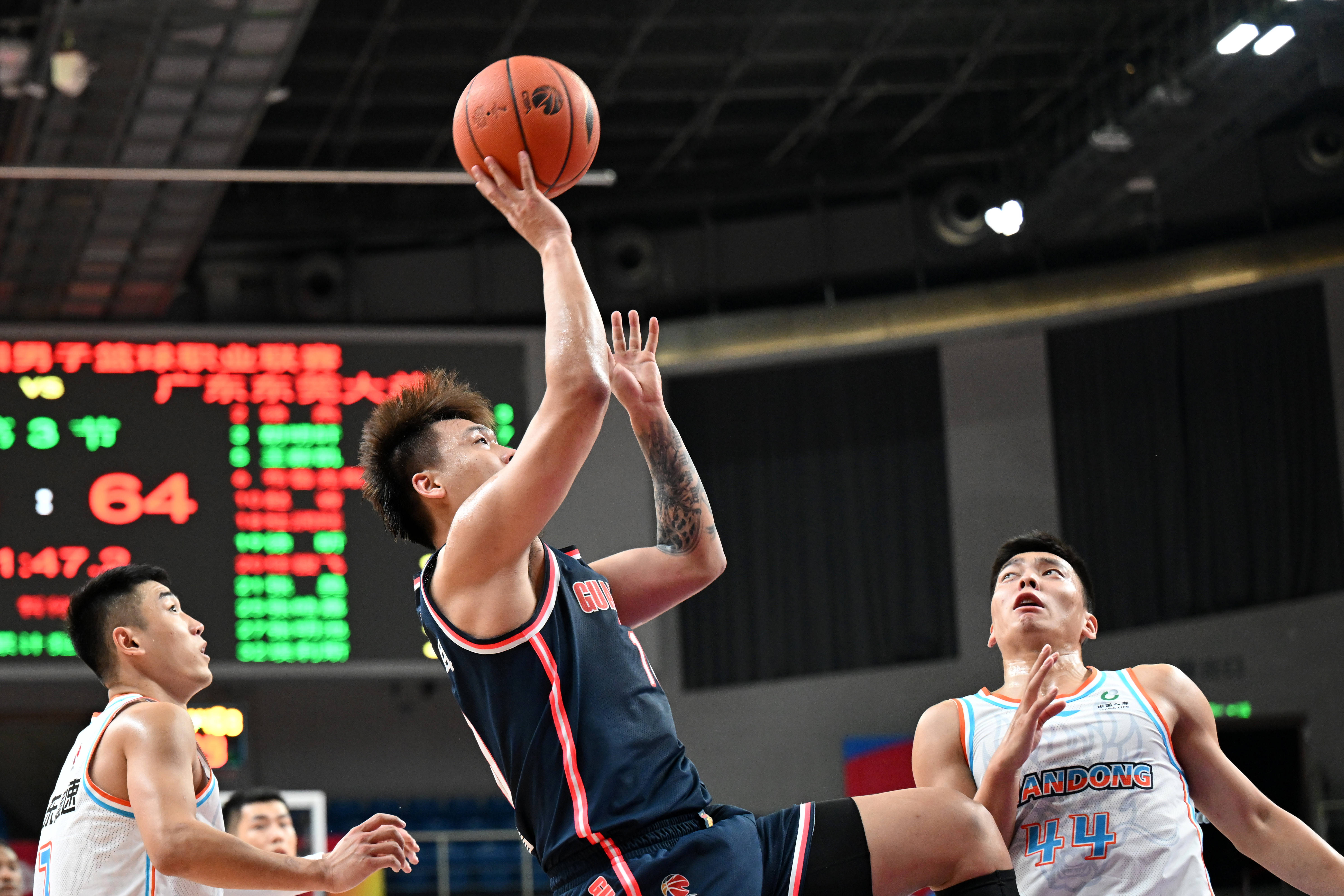 vsports体育-福建队主场优势明显，裁判疑点频现-第2张图片-V体育